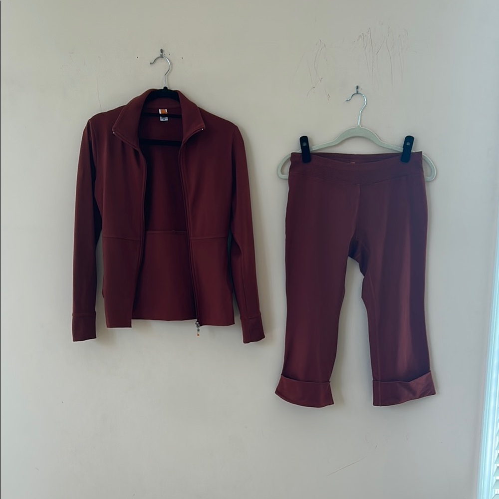 Cropped pants with zippered jacket. XS